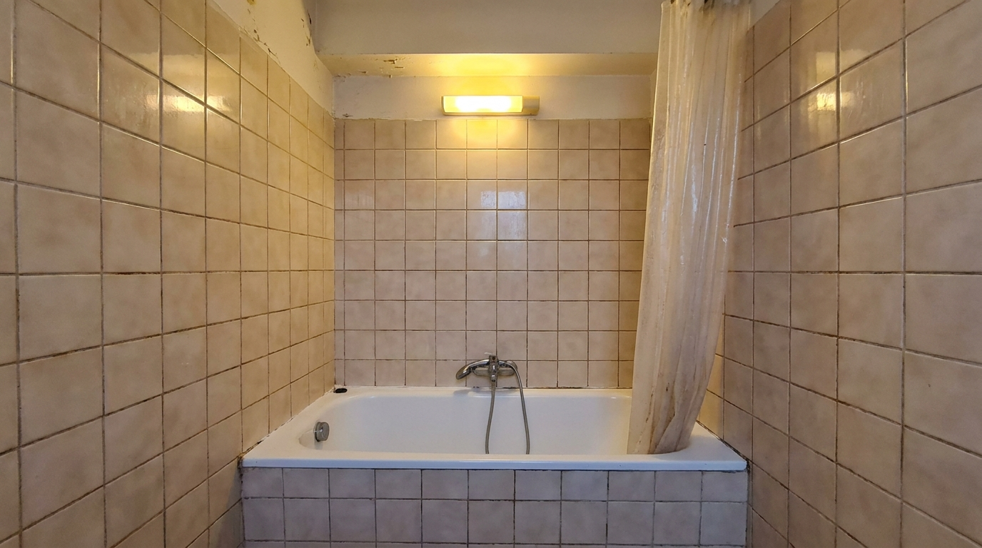 Salle de bain avant rénovation, carrelage ancien