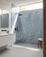 Panneau PVC Marbre Bleuté Oslo en salle de bain