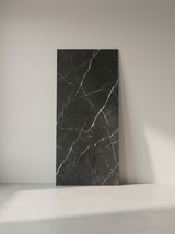 Panneau PVC Adhésif Charbon Veiné Blanc – 260×120 cm